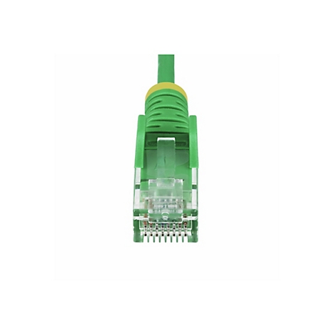 Nahaufnahme eines grünen RJ45-Steckers für ein Ethernet-Kabel. Der Stecker ist aus transparentem Kunststoff, dahinter sind kleine Metallstifte zu sehen.