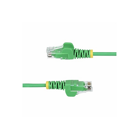 Zwei grüne Netzwerkkabel mit Steckern vor weißem Hintergrund. Die Stecker sind grün und gelb markiert.