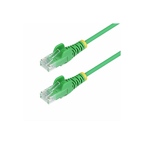 Zwei grüne RJ45-Stecker mit Kabel auf weißem Hintergrund.
