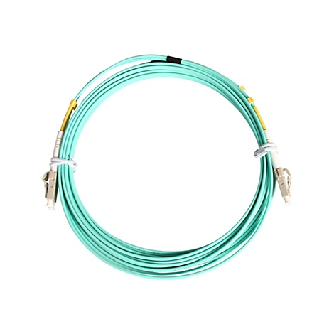 Ein helltürkisfarbenes Lichtwellenleiterkabel, das in einer kreisförmigen Form vor weißem Hintergrund angeordnet ist. An den Enden befinden sich gelbe und graue Anschlüsse.