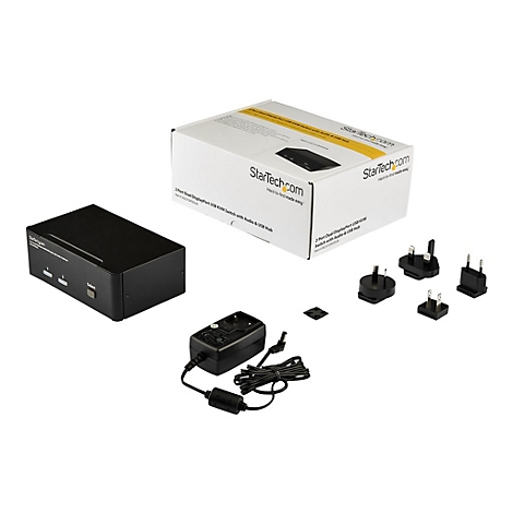 Schwarzer USB-Switch, Netzteil, verschiedene Adapter und die Produktverpackung von StarTech.com.
