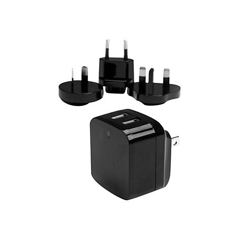 Mehrere schwarze Adapterstecker, darunter ein Ladegerät mit zwei USB-Anschlüssen. Der Hintergrund ist weiß.