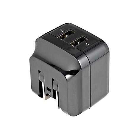 Schwarzer Universal-Reiseadapter mit zwei USB-Anschlüssen (2,4A und 1A) und mehreren Steckdosen-Adaptern.