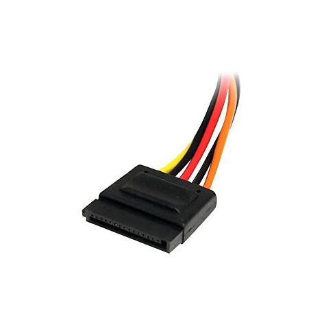 Ein schwarzer SATA-Stecker mit gelben, roten und orangefarbenen Kabeln. Auf weißem Hintergrund.
