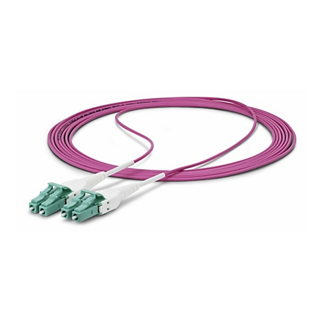 Un câble à fibre optique rose avec des connecteurs verts posé sur fond blanc.