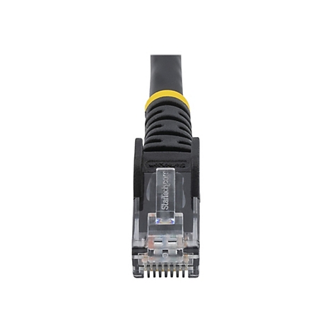 Nahaufnahme eines schwarzen RJ45-Steckers eines Netzwerkkabels mit transparentem Kunststoff und Aufschrift StarTech.com.