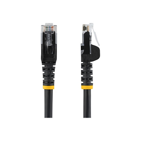 Zwei schwarze Netzwerkkabel mit gelben Akzenten, die von einer weißen Fläche hervorgehoben werden. Auf dem Stecker steht StarTech.com.