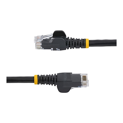 Zwei schwarze Netzwerkkabel mit RJ45-Steckern auf weißem Hintergrund.