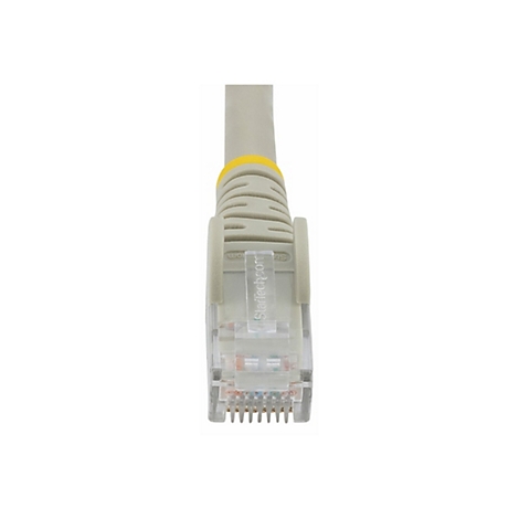 Nahaufnahme eines grauen Ethernet-Kabels mit gelbem Ring und transparentem Stecker. Auf dem Stecker ist „StarTech.com“ aufgedruckt.