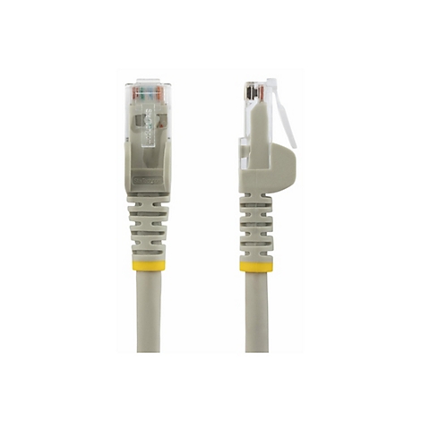 Zwei graue Netzwerkkabel-Stecker mit gelben Akzenten, vor weißem Hintergrund. Beide sind aus unterschiedlichen Perspektiven aufgenommen.