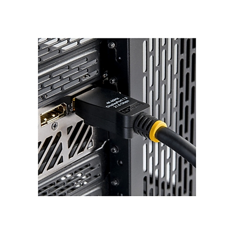 Nahaufnahme eines schwarzen DisplayPort-Kabels, das in einen Computergehäuseanschluss gesteckt ist. Auf dem Stecker steht 4K 60Hz DisplayPort 1.2 21.6 Gbps.