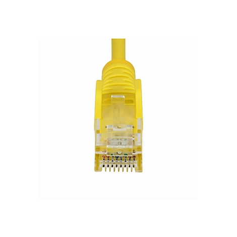 Gelbes Ethernet-Kabel. Der Stecker ist im Detail zu sehen, mit transparentem Kunststoff und Pins.
