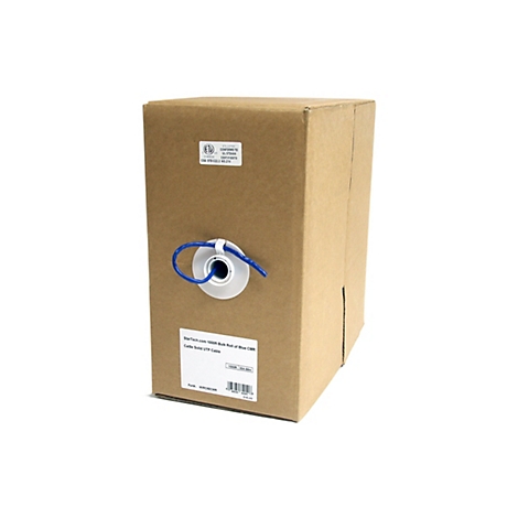 Ein Karton mit einem blauen Kabel, das herausragt. Auf dem Karton befinden sich Produktinformationen und Zertifizierungszeichen.