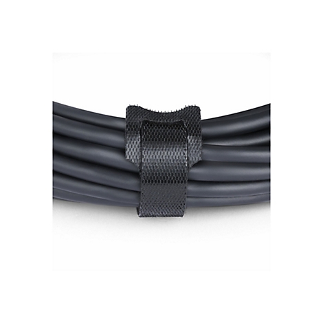 Gros plan sur une attache de câble Velcro noire enroulée autour d'une série de câbles noirs. Le fond est blanc.