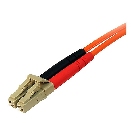 Nahaufnahme von zwei orangefarbenen Glasfaserkabeln mit roten und schwarzen Enden, verbunden mit einem beigefarbenen Stecker.