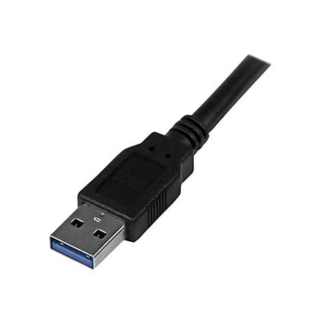 Nahaufnahme eines schwarzen USB-Kabels mit blauem Stecker auf weißem Hintergrund.