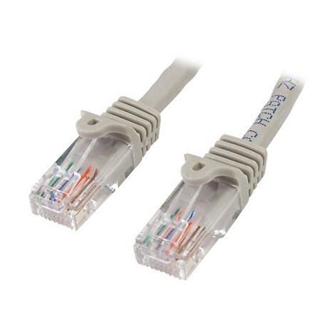 Deux connecteurs de câble Ethernet gris avec des fiches transparentes. Fils de différentes couleurs.