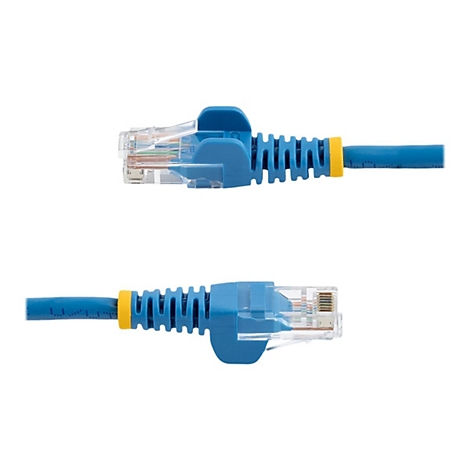 Deux câbles Ethernet bleus, vue détaillée. Connecteurs bleus avec des anneaux jaunes, prise transparente, fond blanc.