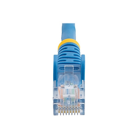 Gros plan d'un connecteur RJ45 bleu avec un boîtier transparent et des accents jaunes.