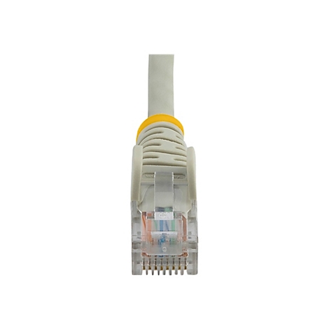 Gros plan sur un connecteur RJ45 gris avec un anneau jaune et un boîtier transparent. Connecteur avec broches.