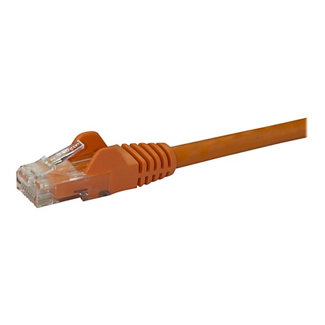 Ein orangefarbenes Ethernet-Kabel auf weißem Hintergrund. Der Stecker ist transparent und zeigt die Kontaktstifte.