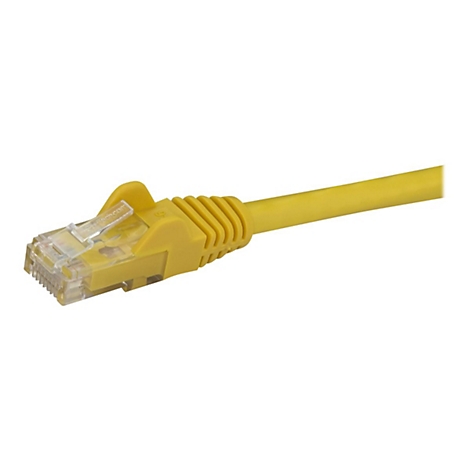 Gelbes Ethernet-Kabel, Stecker nah, transparenter Anschluss.