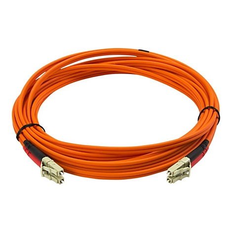 Orangefarbenes Glasfaserkabel in Form eines Kreises, mit zwei Steckern an den Enden.