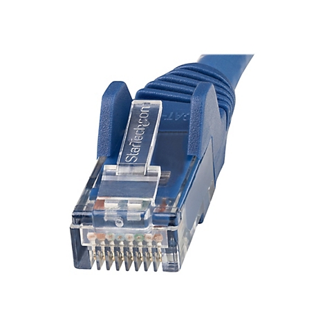 Nahaufnahme eines blauen Ethernet-Kabels mit transparentem Stecker. Auf dem Stecker ist "Startech.com" eingraviert.