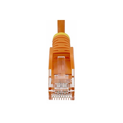 Nahaufnahme eines orangefarbenen Ethernet-Kabels mit gelber Kabelhalterung.