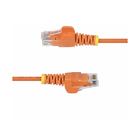 Zwei orangefarbene RJ45-Stecker, die an einem weißen Hintergrund liegen. Die Stecker sind mit gelben Manschetten und orangefarbenen Kabeln verbunden.