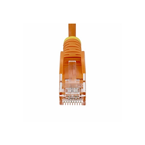 Nahaufnahme eines orangefarbenen Ethernet-Kabels mit transparentem Stecker und Kontakten.