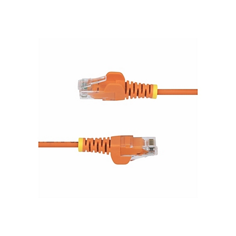Zwei orangefarbene Netzwerkkabel-Stecker auf weißem Grund. Stecker mit transparenten Anschlüssen und gelben Akzenten.