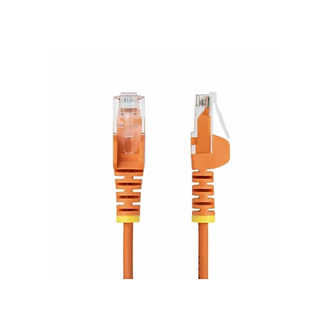 Zwei orangefarbene Netzwerkkabel-Stecker im Detail. Stecker aus transparentem Kunststoff und orangefarbenem Gummi.