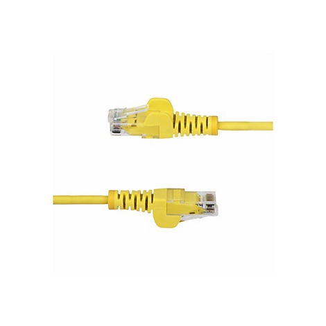Zwei gelbe Netzwerkkabel mit Steckern vor weißem Hintergrund. Die Stecker sind transparent und zeigen die Innereien.