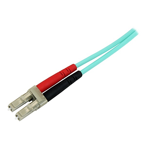 Deux câbles à fibre optique avec connecteurs gris, extrémités de connecteur rouges et noires et câbles bleu clair sur fond blanc.