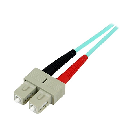 Deux câbles à fibre optique avec un connecteur gris et des câbles colorés. Un câble est rouge, l'autre est noir.