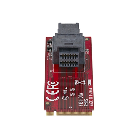 Gros plan d'une carte de circuit imprimé rouge avec un connecteur gris et des connecteurs dorés. Diverses lettres et chiffres sont sur la carte.