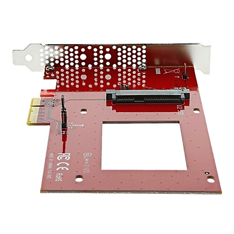 Une carte d'extension SSD U.2 rouge, sur fond blanc. Avec emplacements, étiquettes : FC, CE, RoHS, Made in Taiwan.