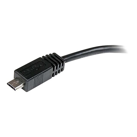 Gros plan sur un câble micro USB noir. Connecteur avec symbole USB. Connexion du câble.