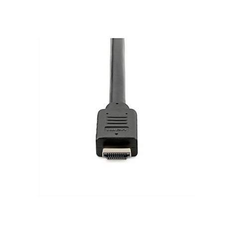 Gros plan sur un câble HDMI noir. Le connecteur est centré sur un fond blanc.