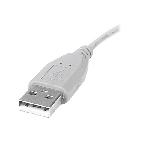 Un connecteur USB gris avec un symbole USB. Le câble est également gris. Le fond est blanc.