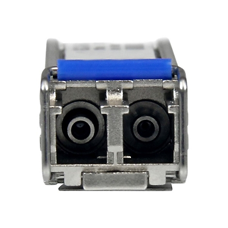 Nahaufnahme eines silbernen SFP-Transceivers mit blauer Kunststofflasche und zwei kreisförmigen Öffnungen.