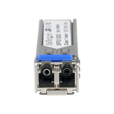 Ein graues SFP-Modul mit blauer Lasche. Sichtbar sind zwei Öffnungen mit schwarzen Ringen und Schriftzug.