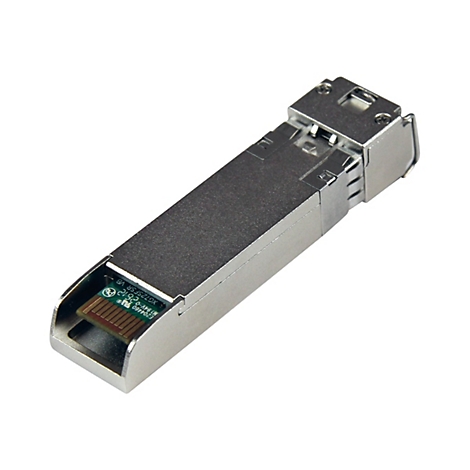 Ein silberner SFP-Transceiver, ein Steckmodul für Datenübertragung, Detailaufnahme. Aufgedruckte Informationen auf der Platine.
