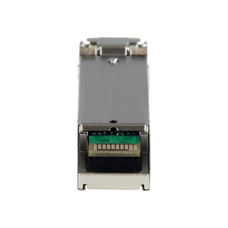 Nahaufnahme eines silbernen Netzwerkadapters mit grüner Platine und rechteckigen Aussparungen.