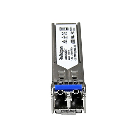 Ein SFP-Transceiver. Silbernes Metallgehäuse mit blauer Arretierung. Beschriftung "StarTech.com".