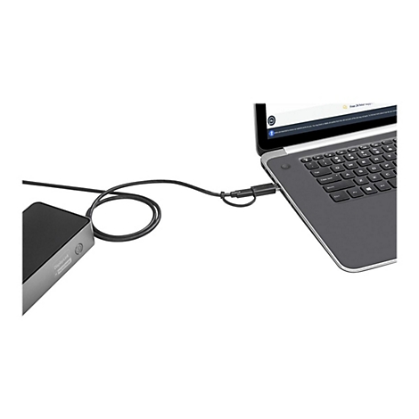 Ordinateur portable gris connectÃ© via un cÃ¢ble noir Ã  une banque d'alimentation.
