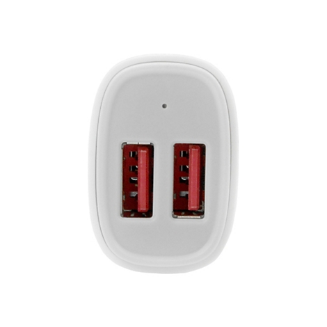 Nahaufnahme eines weißen USB-Ladegeräts mit zwei roten USB-Anschlüssen.