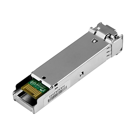 Module SFP argent, partiellement ouvert. Du texte et des contacts dorés sont visibles sur la carte.
