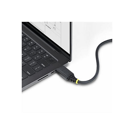 Ein schwarzes Laptop mit angeschlossenem Kabel. Kabel mit gelbem Akzent, das an der Seite des Laptops angeschlossen ist. Auf dem Laptop-Bildschirm wird Text angezeigt.